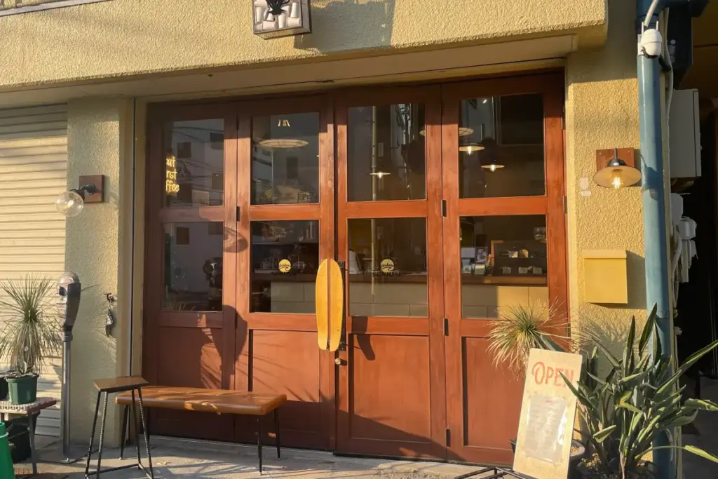 「Weekend SUNRISE BAKE AND COFFEE」の外観。月に一度、耳ツボジュエリーのポップアップも開催中