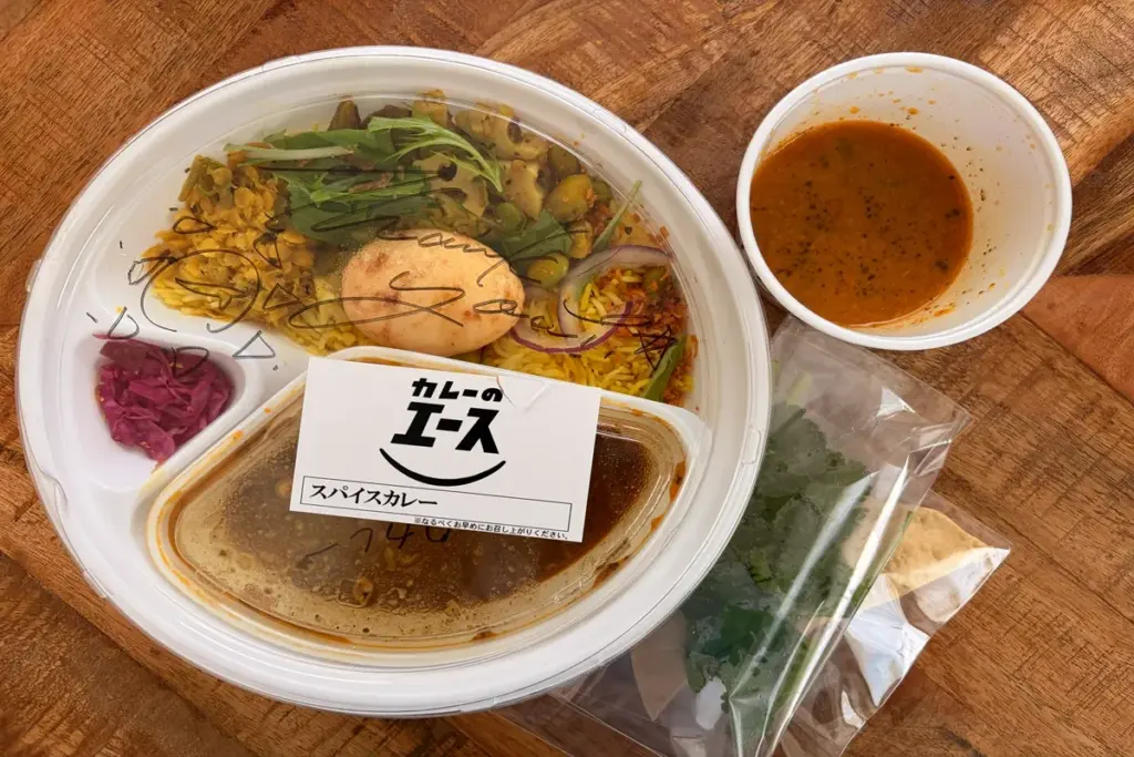 「カレーのエース」のテイクアウトのカレー
