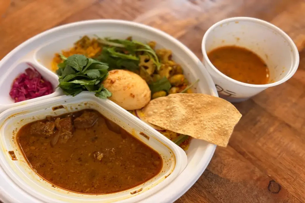 「カレーのエース」のテイクアウトのカレーのフタをあけた状態