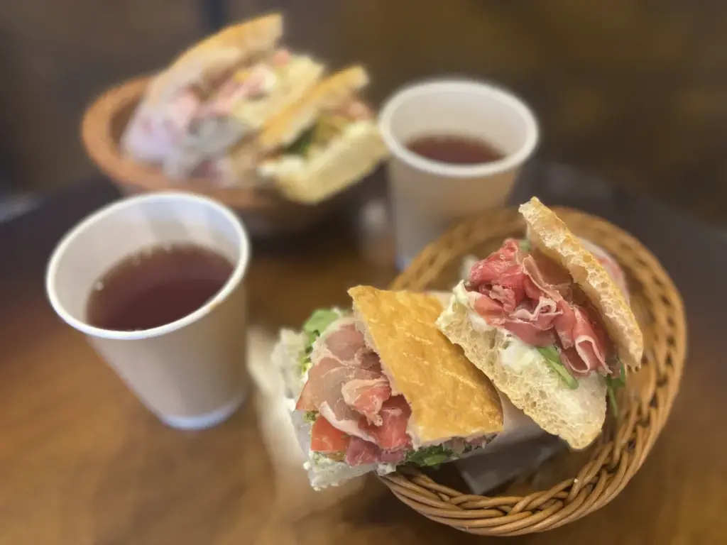 イートインスペースの机に置かれたパニーニとドリンク