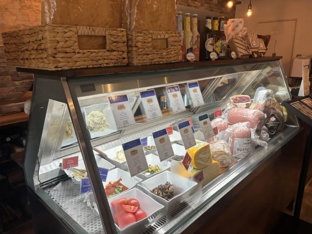 具材がたっぷり入った「Anello Panini KOBE」のショーケース