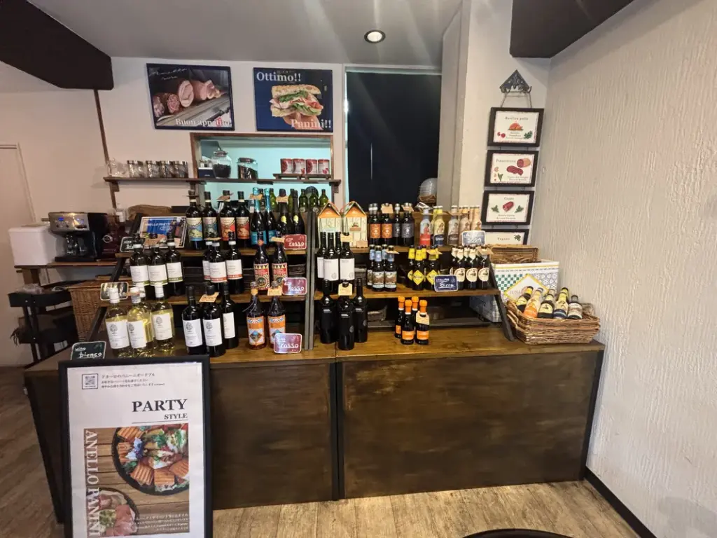 たくさんのお酒が並んでいる棚