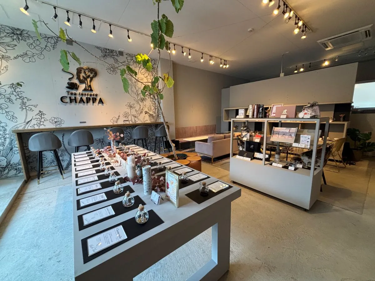 箕面小野原西｜世界の茶葉 50種類が揃う専門店｜店内では「おかわり自由のボトムレスティー」も楽しめる