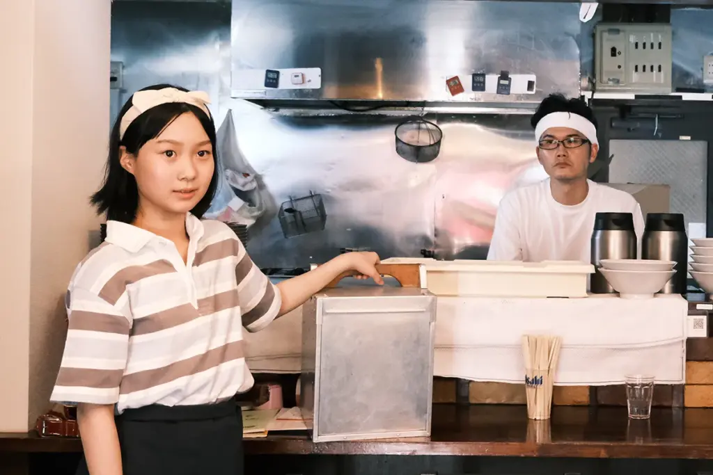 父のラーメン店を手伝う少女タンポポ(12才)は、出前先のダンススクールに興味を持ち、内緒で通い始める。 小さなラーメン店しか知らなかった少女が外の世界に踏み出した先には…。