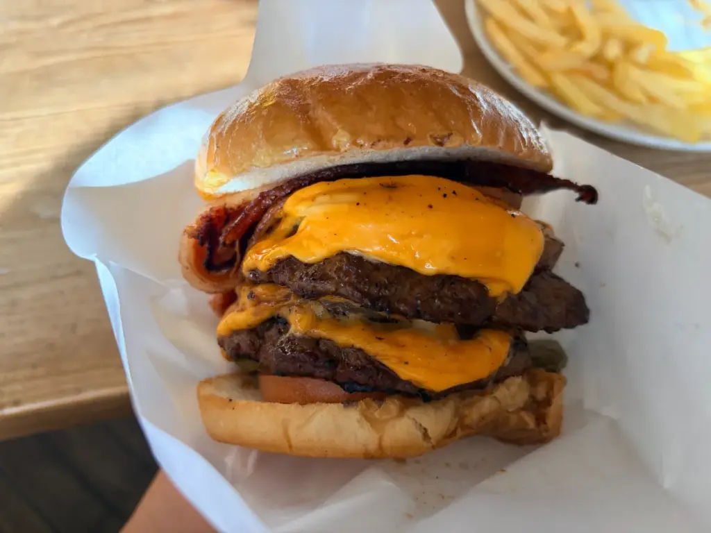 「DODONPA」のハンバーガーを袋に入れていただきます