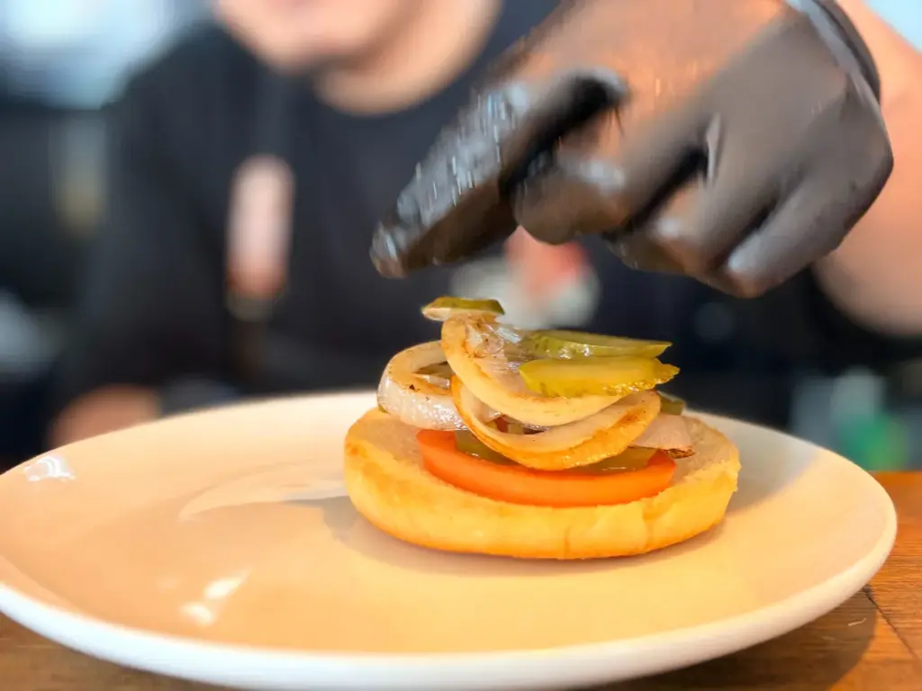 「DODONPA」のハンバーガー組み立て中