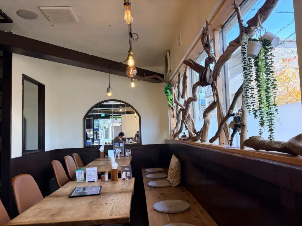 「DODONPA」のテーブル席