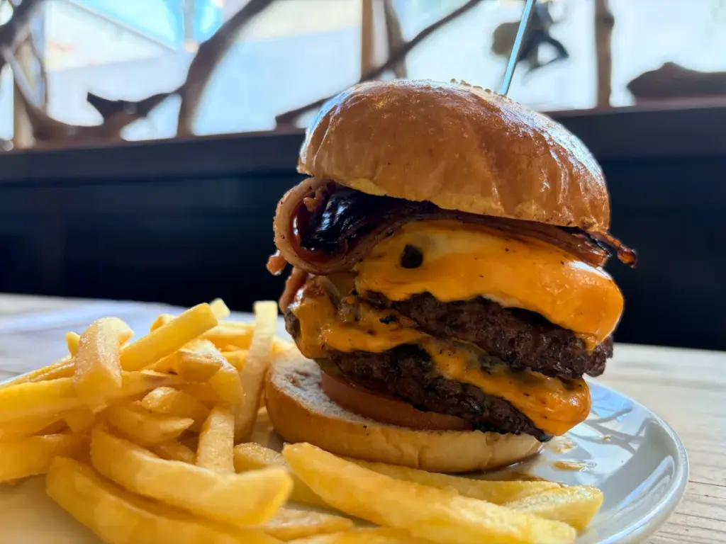 「DODONPA」のボリューミーなハンバーガー