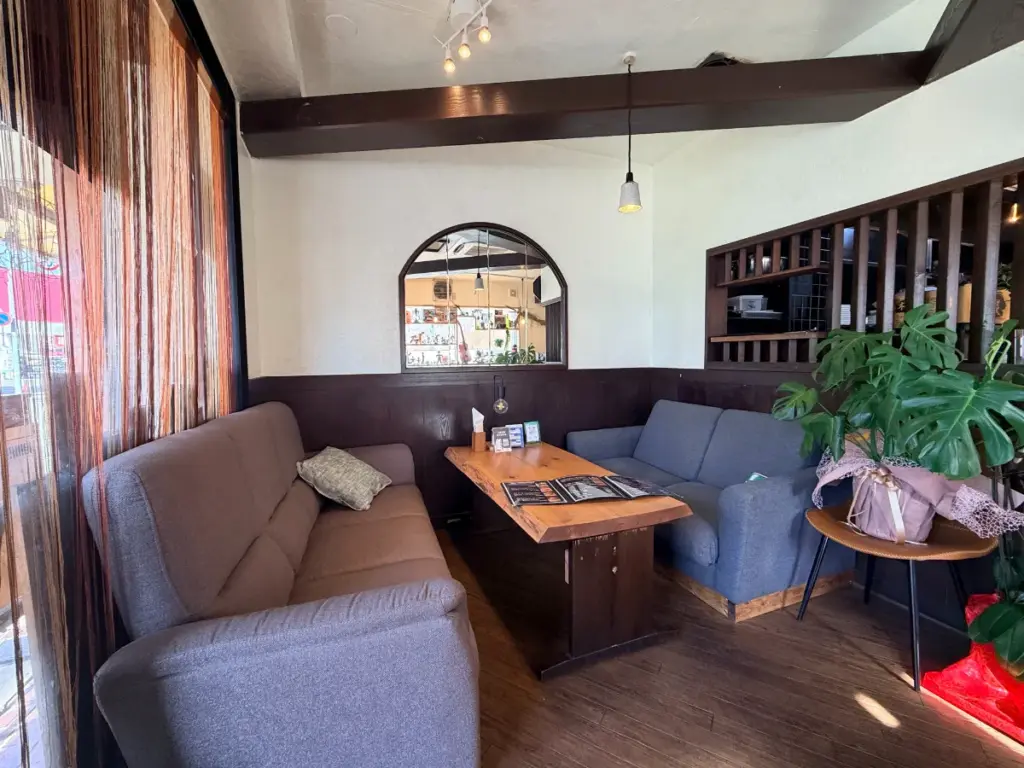 「DODONPA」のソファー席