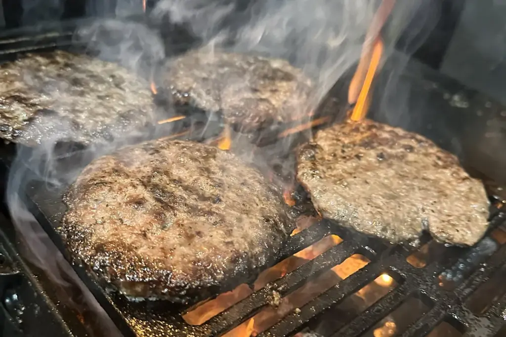 「DODONPA」の炭火焼きシーン