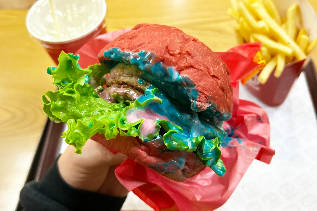 JR吹田駅前「ドムドムハンバーガー」でカラフルな限定メニューを実食！