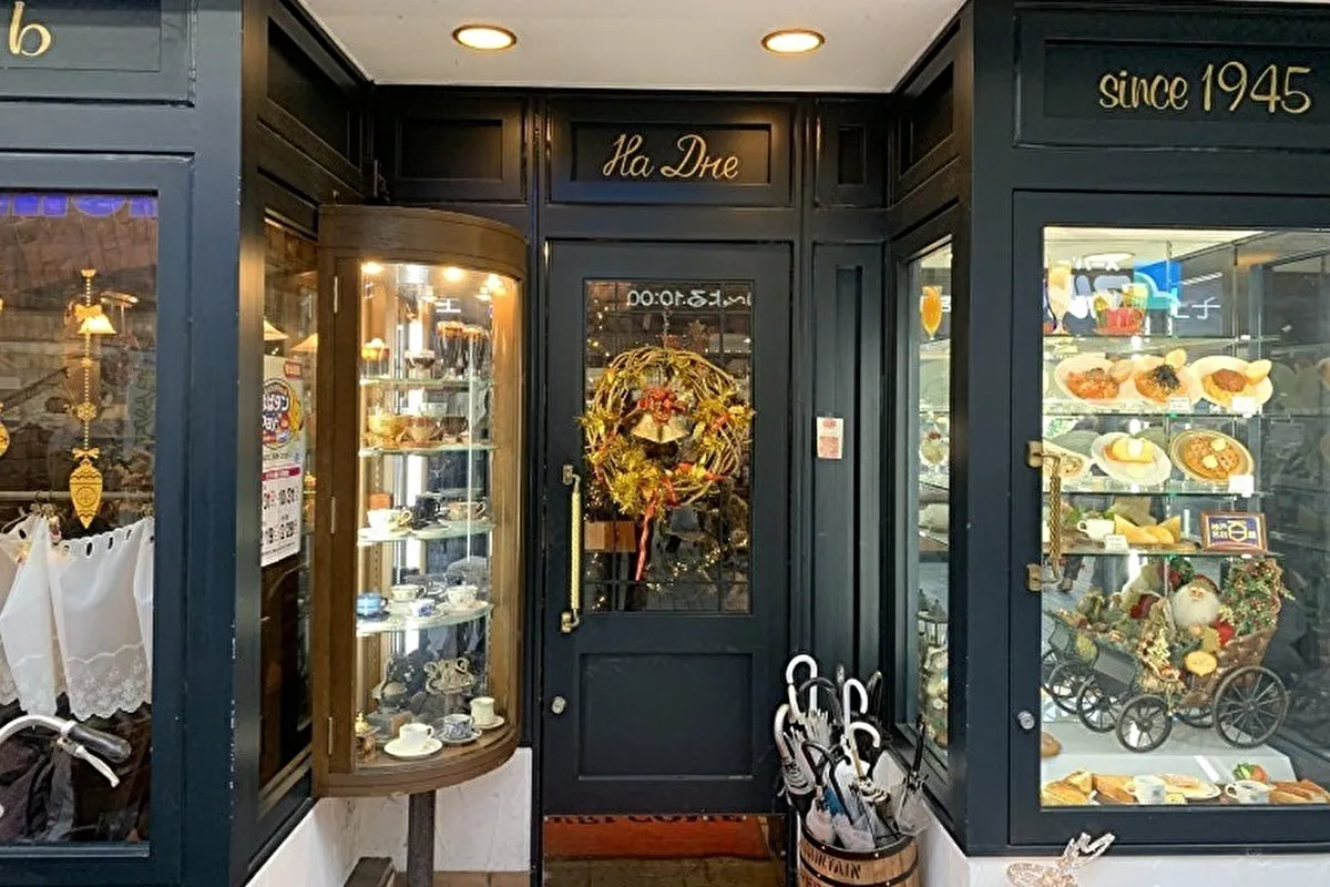 灘区水道筋「喫茶ドニエ」今ならきらめくクリスマス装飾中です♪