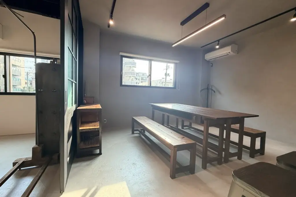 「eureka」の仕切りをオープンにした状態の内観