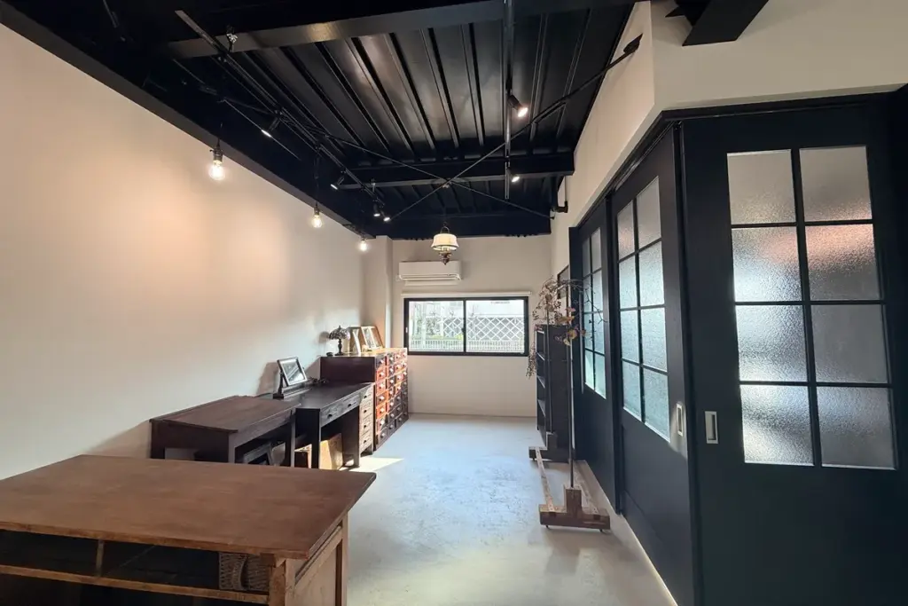 「eureka」の入口からみた空間