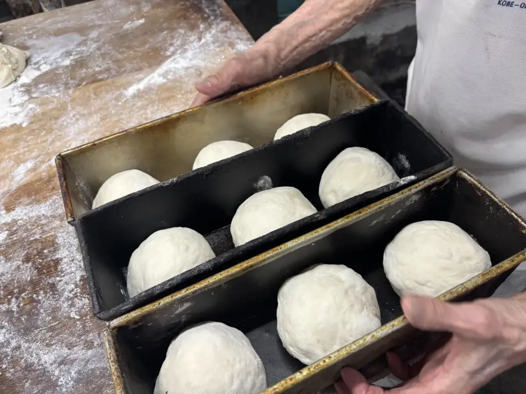 型に生地を入れた様子