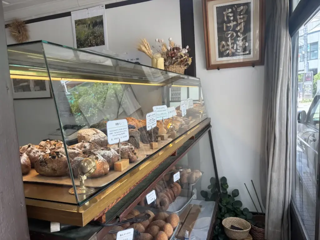 フロイン堂の多様なパンが陳列されている様子