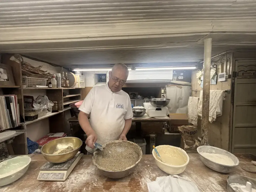 材料を計測する隆さん