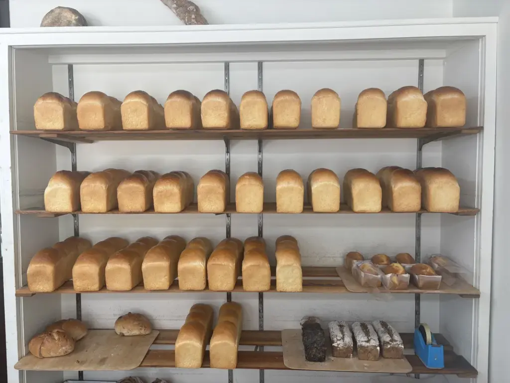 棚に並んだ食パン