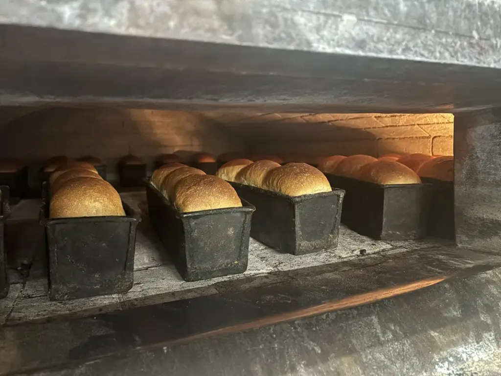窯の中で焼き上がる食パン