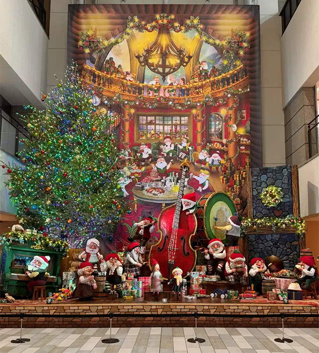 梅田・阪急三番街北館にサンタたちの「おつかれさまパーティーツリー」が展示中！南館ではクリスマス抽選会も