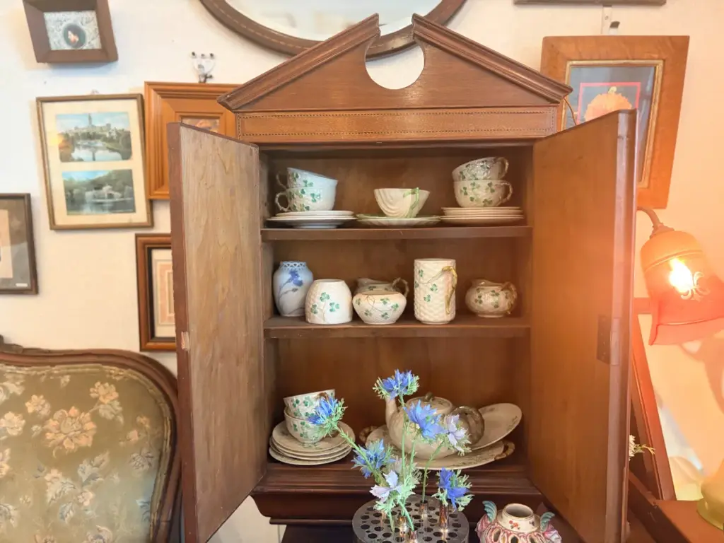 「アンティークハンナ」の棚の中の食器