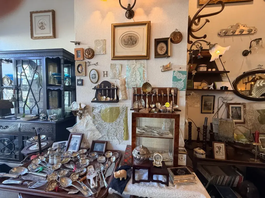 「アンティークハンナ」の内観