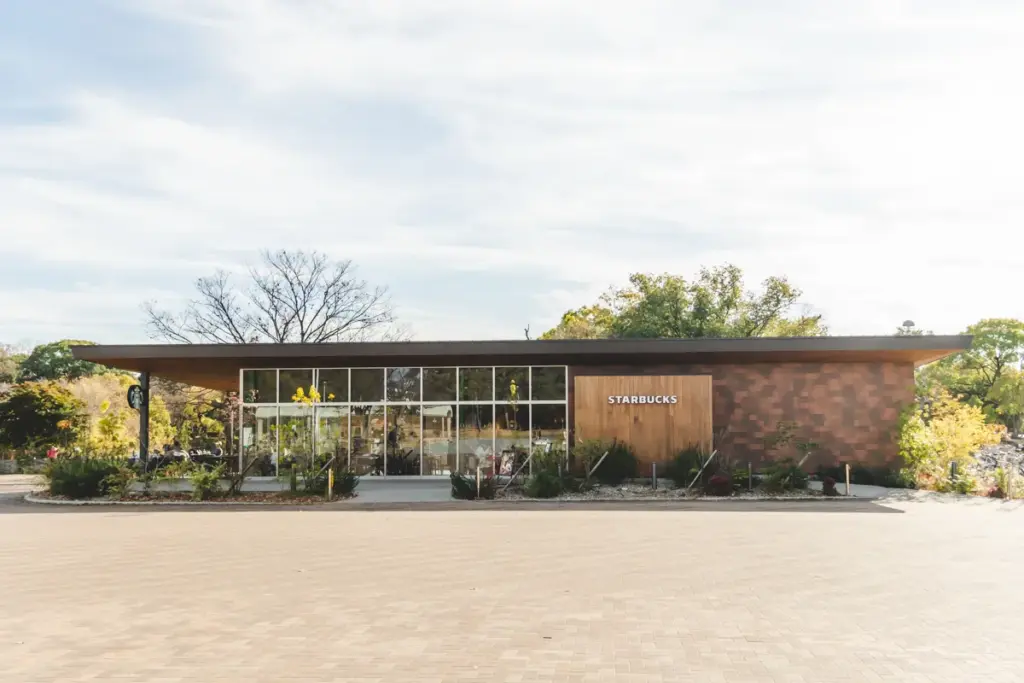 服部緑地スタバ正面