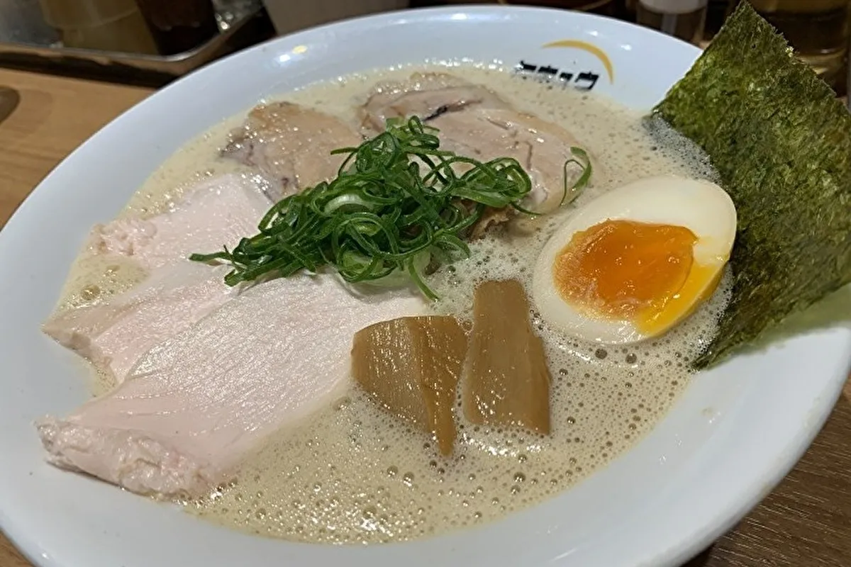 「ラーメン百名店」連続連出中、灘区永手町「麺・ヒキュウ」のスープに感嘆！
