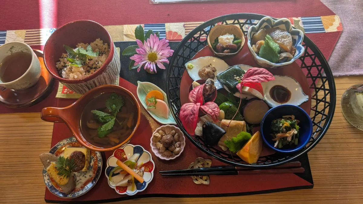 発酵お料理甘味処「あじゃり」の発酵季節野菜プレート料理。女性ウケ間違いなしの可愛い御前に舌鼓【池田ランチ】