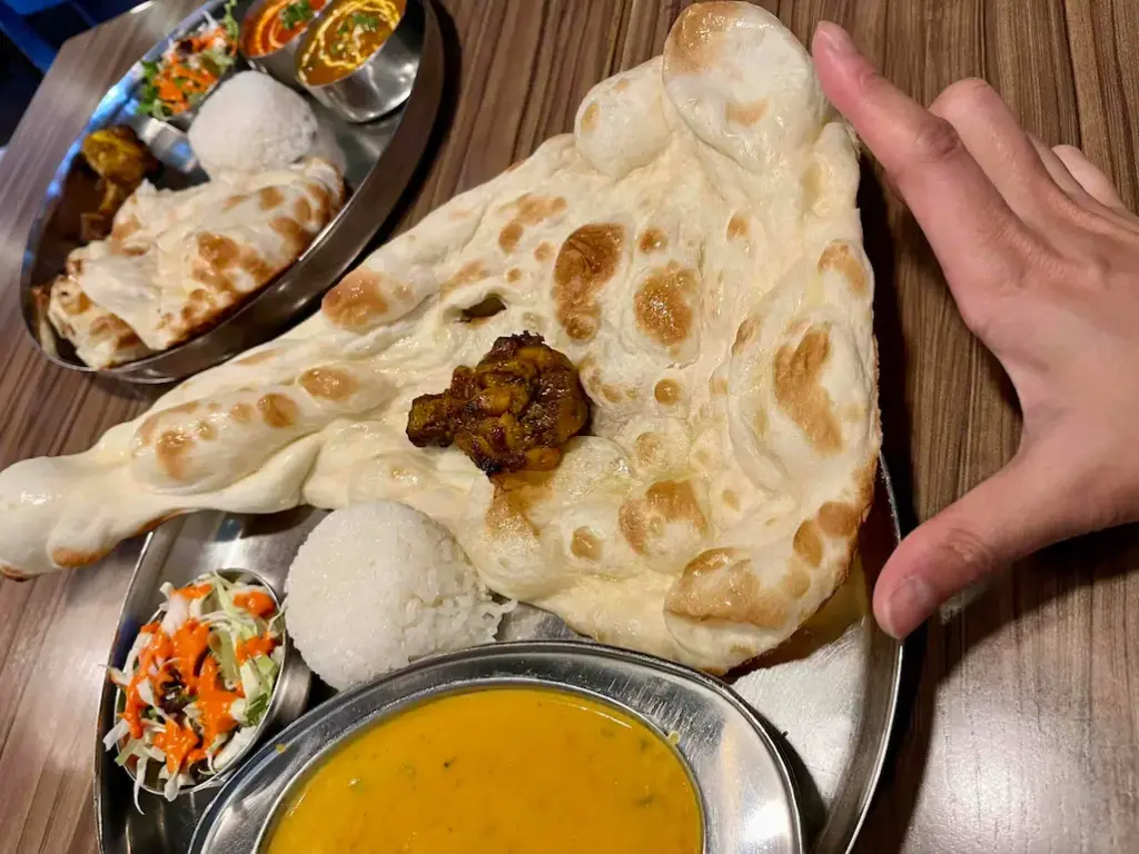 川西市『本格的インド料理インディゴ』大きいナン