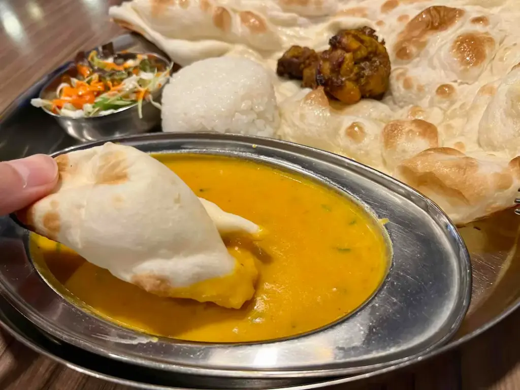 川西市『本格的インド料理インディゴ』ナンのアップ