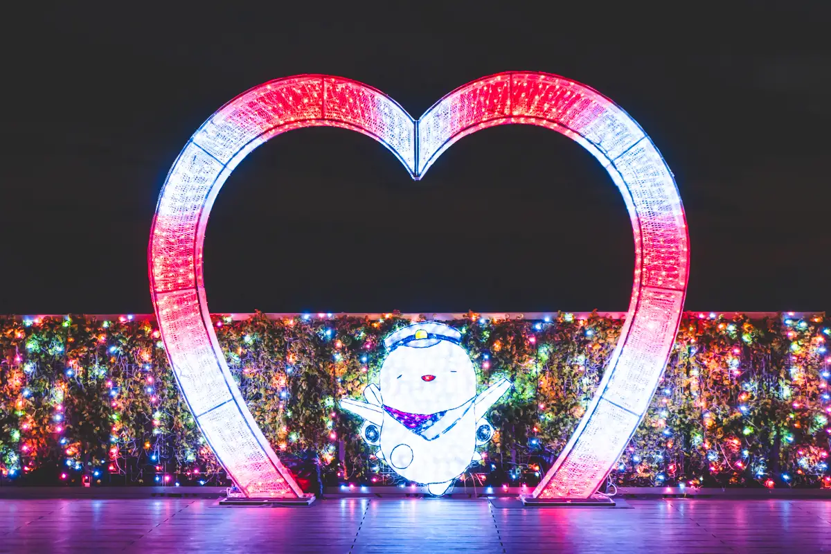 大阪国際(伊丹)空港ウィンターイルミネーション開催中！展望デッキがキラキラしています！！【2026年2月24(火)まで】