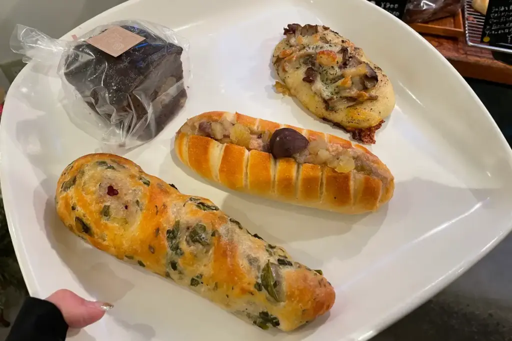 季節のパンを中心に購入