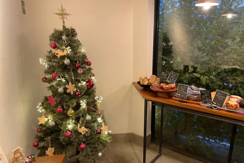 店内にはクリスマスツリーが飾られています