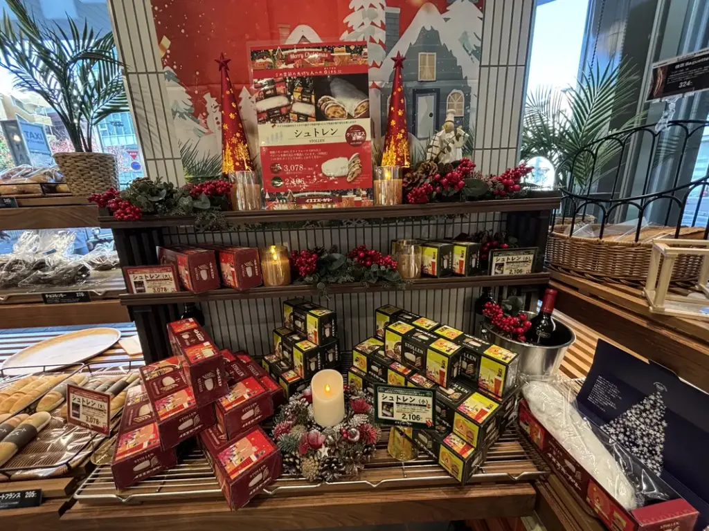 「ISUZU BAKERY Liv住吉店」のシュトーレンの陳列棚