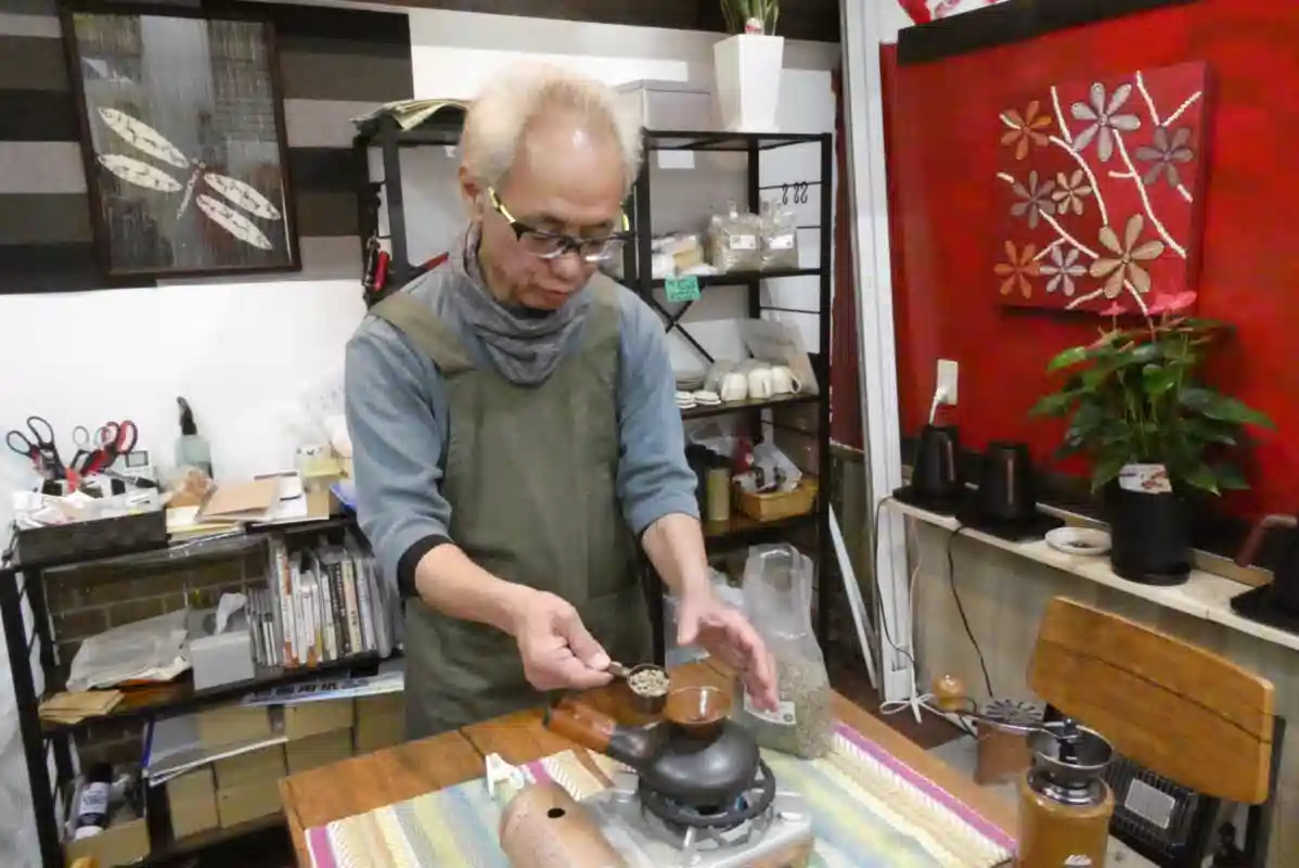 皆知珈琲の店主が焙煎している様子