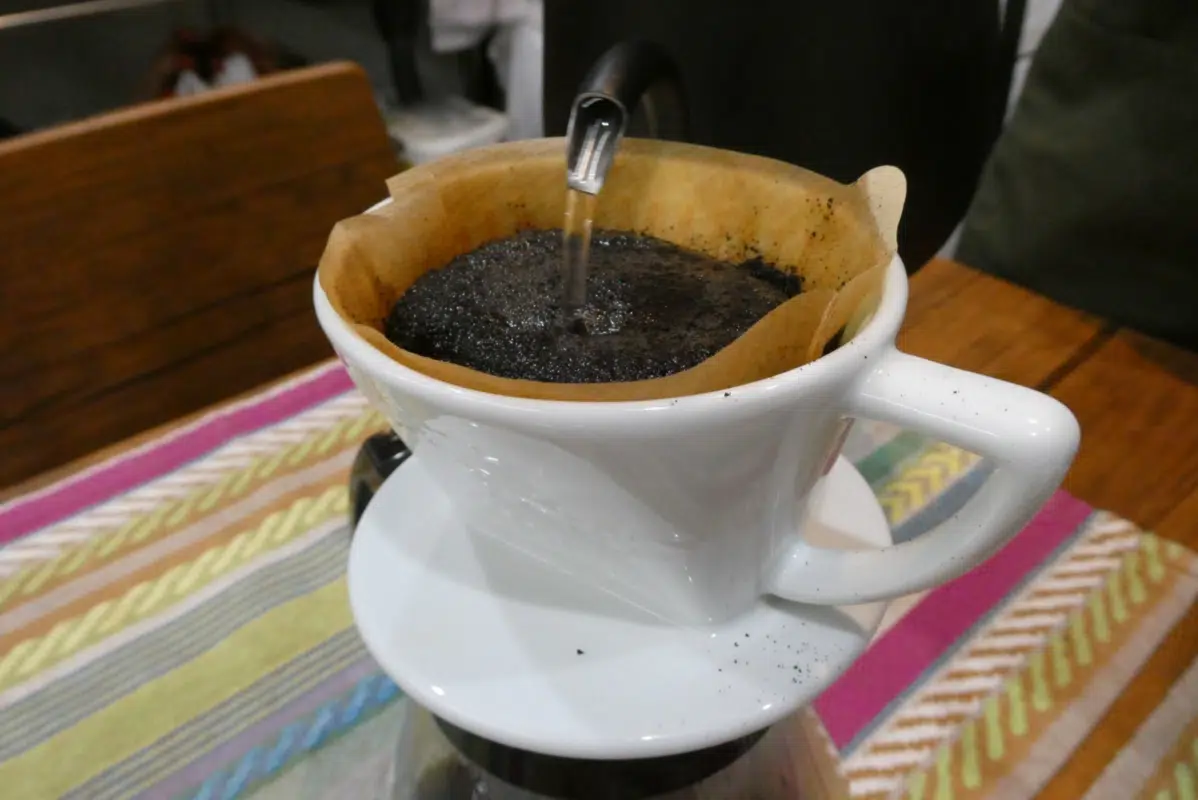 皆知珈琲のドリップしているところ