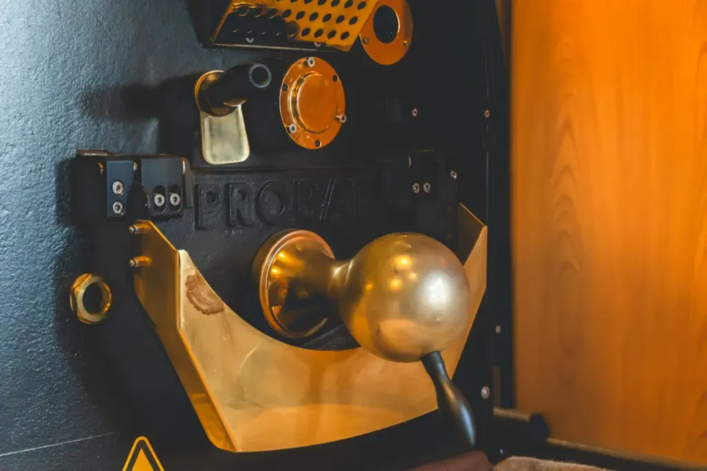 かわかみ珈琲焙煎所　焙煎機アップ