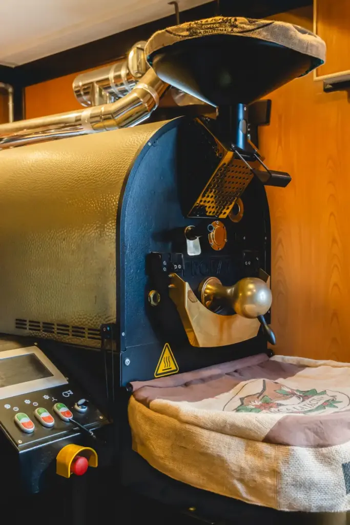 かわかみ珈琲焙煎所　焙煎機縦