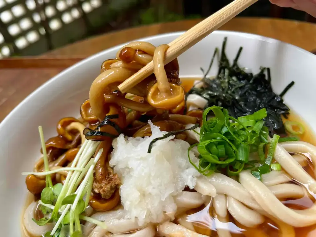 絹延橋うどん研究所 おばけなめこのうどん