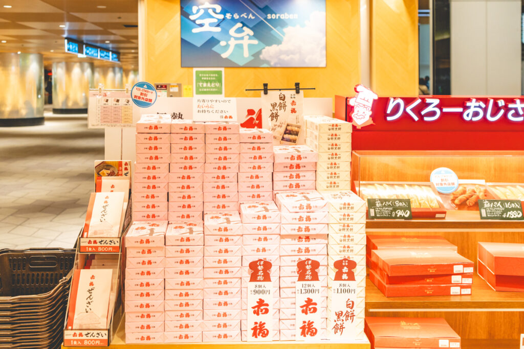 帰省土産伊丹空港　赤福箱積み
