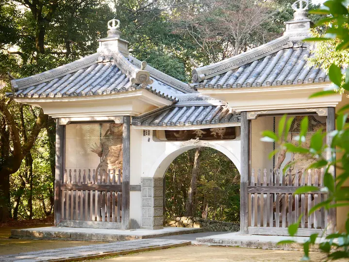 川西市満願寺 西洋建築の山門