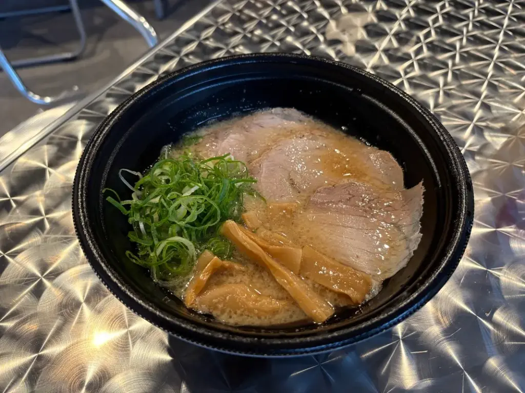 めんきや新大阪店醤油豚骨ラーメン