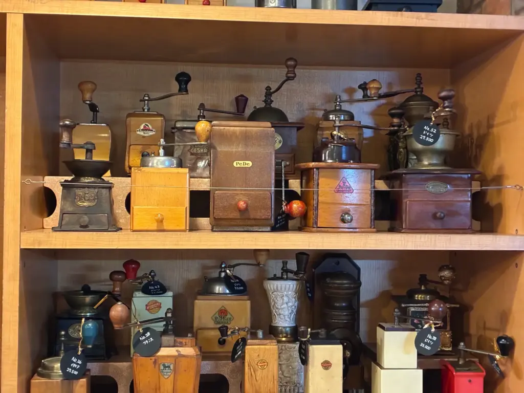 コーヒー焙煎MOUNTAIN、コーヒーミル、陳列棚