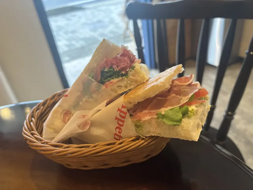 「Anello Panini KOBE」のパニーニが2つ並んでいる