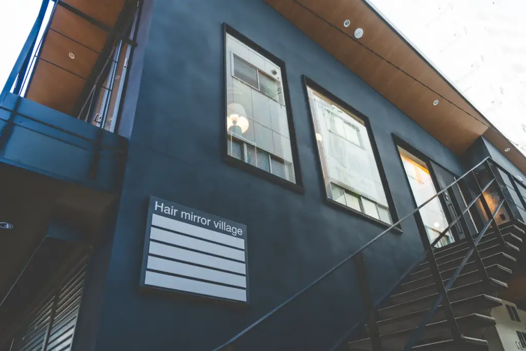 レンタルサロン　ヘアパーク伊丹　階段