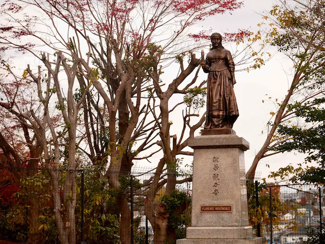 川西市花屋敷 ナイチンゲールお別れセレモニー 立像(全体像)