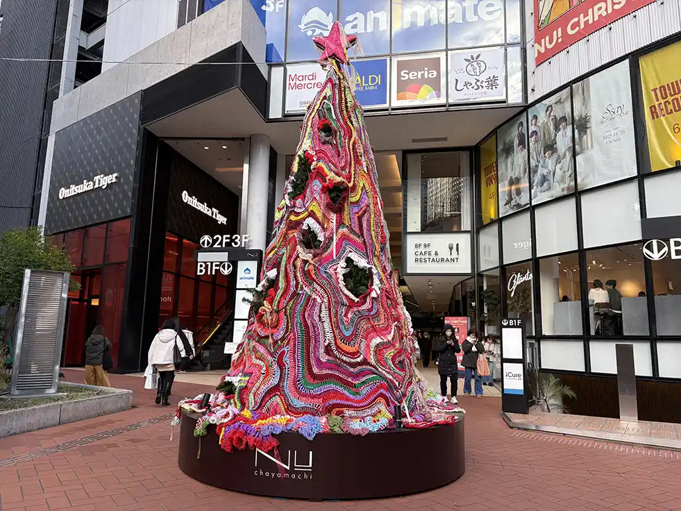 梅田・NU茶屋町に色鮮やかなニットを着たクリスマスツリーが出現！アートワーク展示や抽選会にも注目！