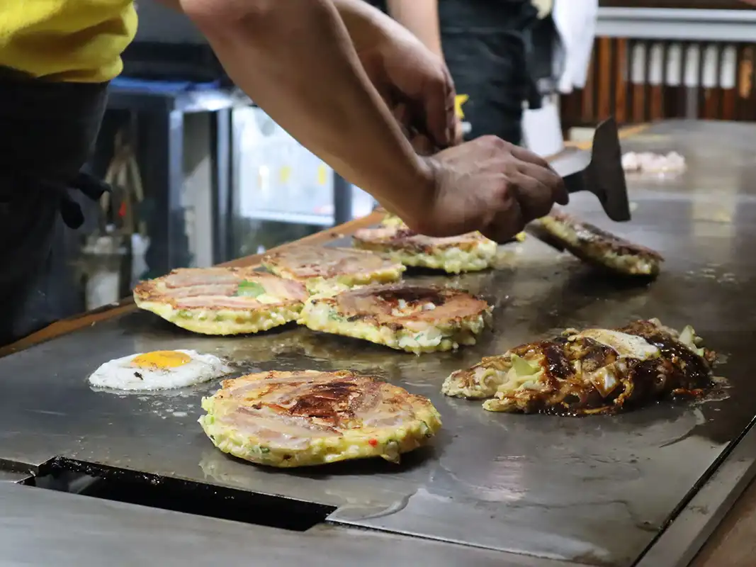 レトロでモダンな「お好み焼 きじ 本店」で、大阪の風情を堪能