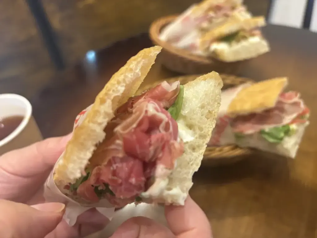 生ハムがたっぷり入った「Anello Panini KOBE」のパニーニ